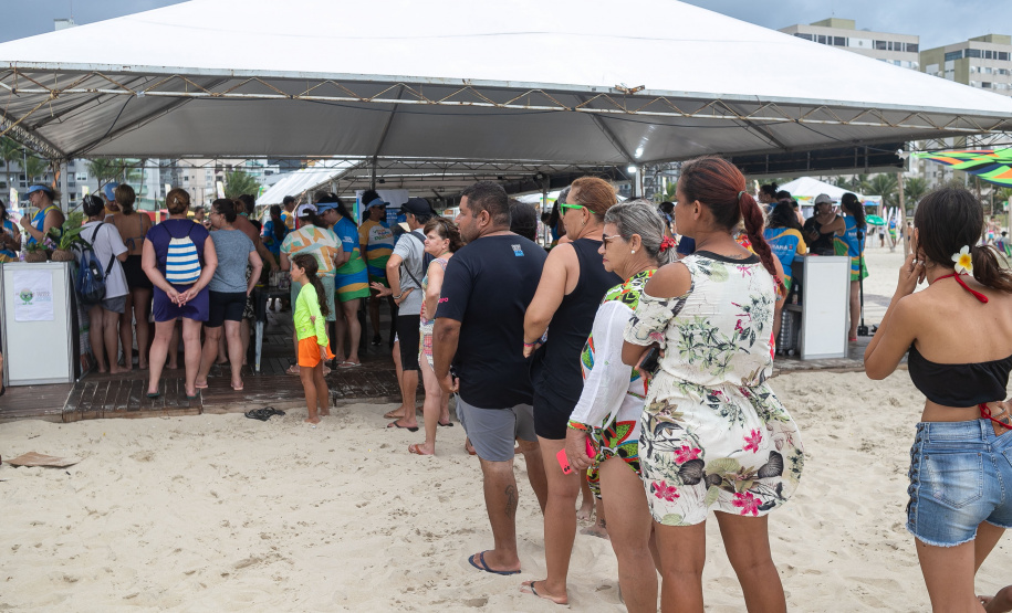Veranistas aprendem a fazer vaso de plantas com fibra de coco em oficina no Verão Maior