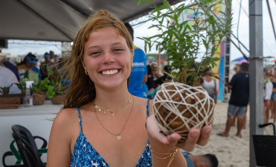 Veranistas aprendem a fazer vaso de plantas com fibra de coco em oficina no Verão Maior