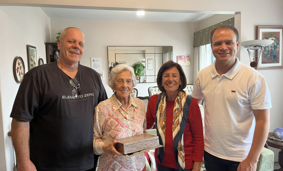 UENP recebe acervo raro de cartas e livros sobre a região Norte do Paraná