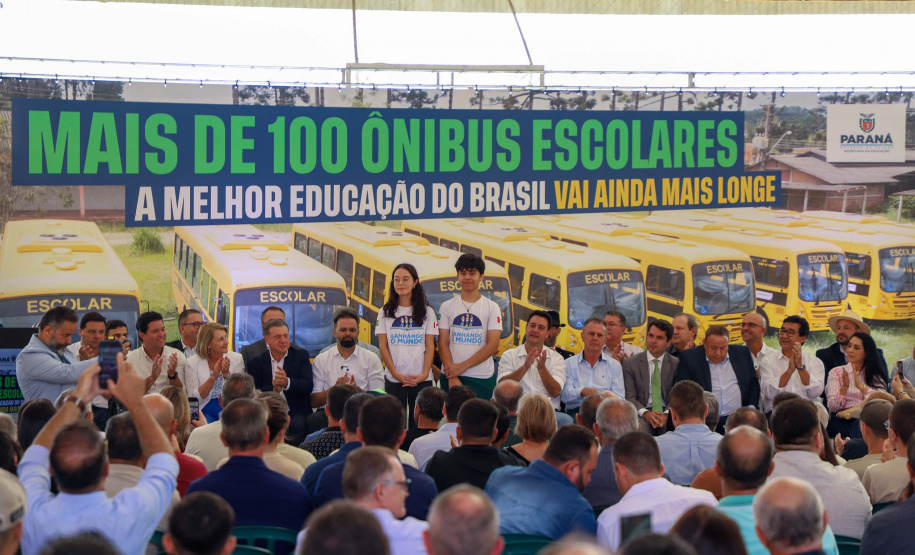 Em parceria com deputados, Governo começa entrega de 209 ônibus para a educação