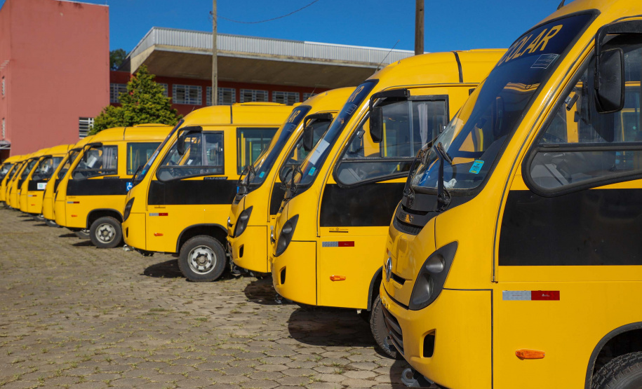 Em parceria com deputados, Governo começa entrega de 209 ônibus para a educação