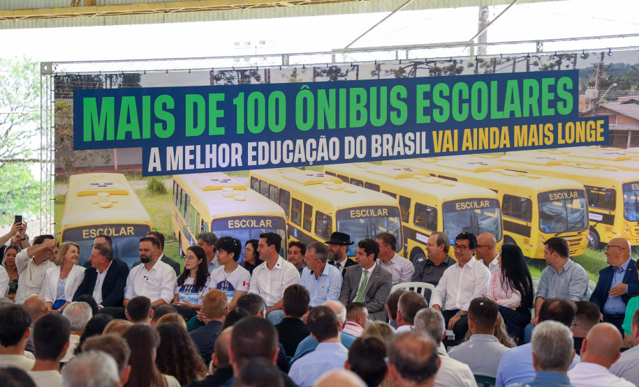 Em parceria com deputados, Governo começa entrega de 209 ônibus para a educação