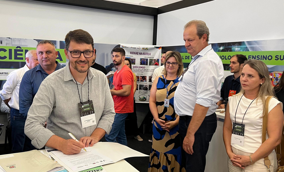 Estado entrega projeto da sede do Legislativo de São Pedro do Iguaçu