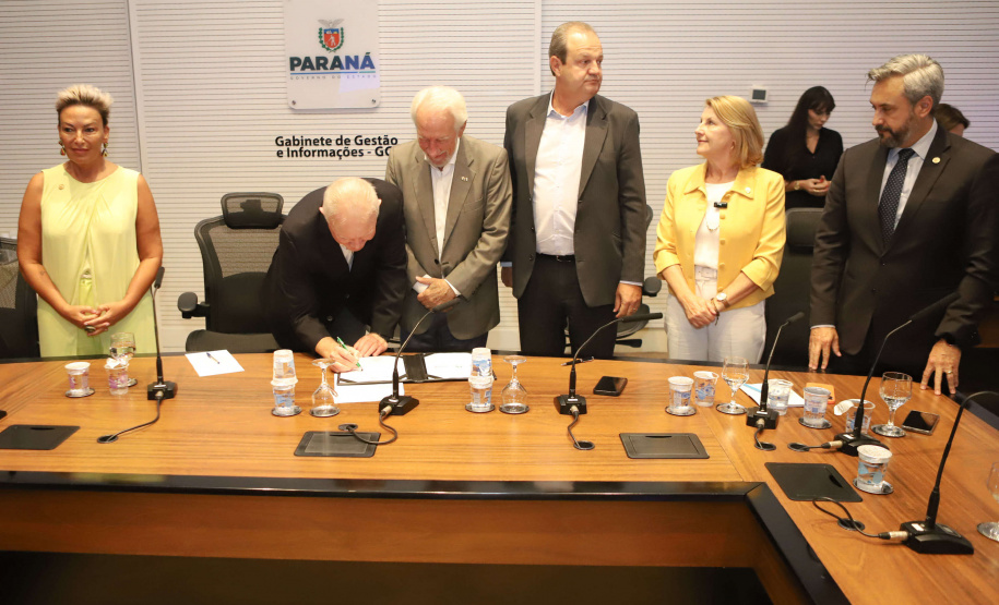 Estado concederá 100 bolsas de R$ 5 mil para doutores inovarem em empresas paranaenses