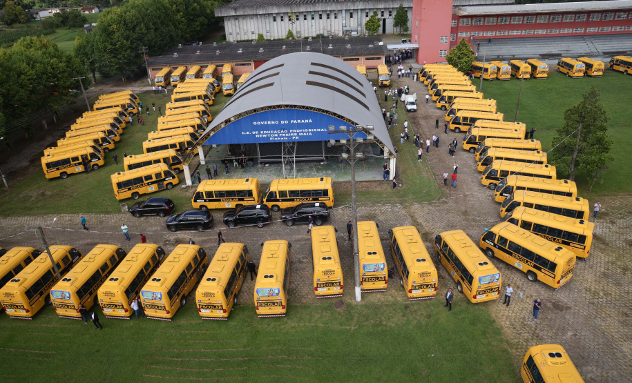 Em parceria com deputados, Governo começa entrega de 209 ônibus para a educação