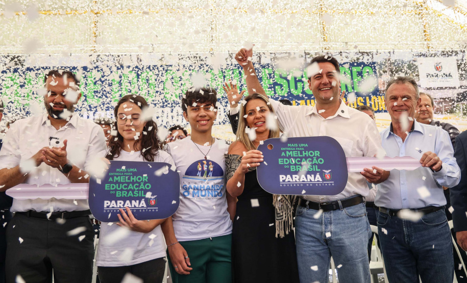 Em parceria com deputados, Governo começa entrega de 209 ônibus para a educação