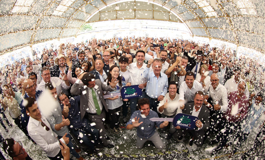 Em parceria com deputados, Governo começa entrega de 209 ônibus para a educação