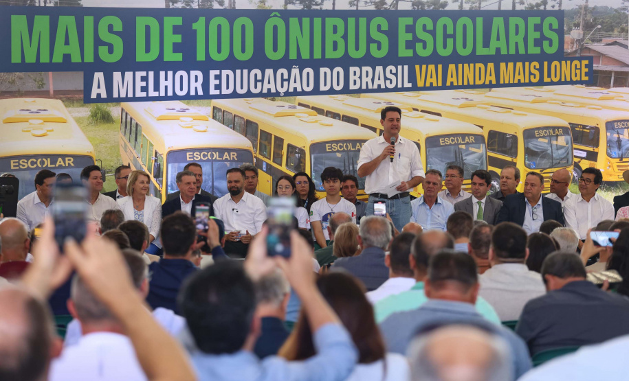 Em parceria com deputados, Governo começa entrega de 209 ônibus para a educação