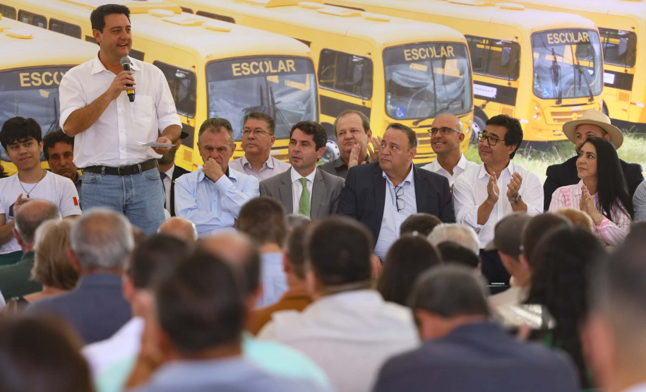 Em parceria com deputados, Governo começa entrega de 209 ônibus para a educação