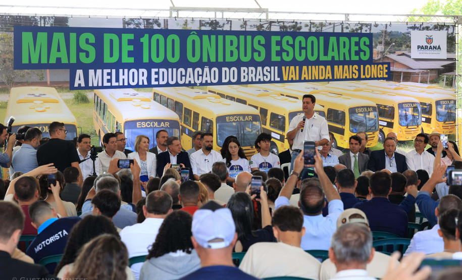 Em parceria com deputados, Governo começa entrega de 209 ônibus para a educação