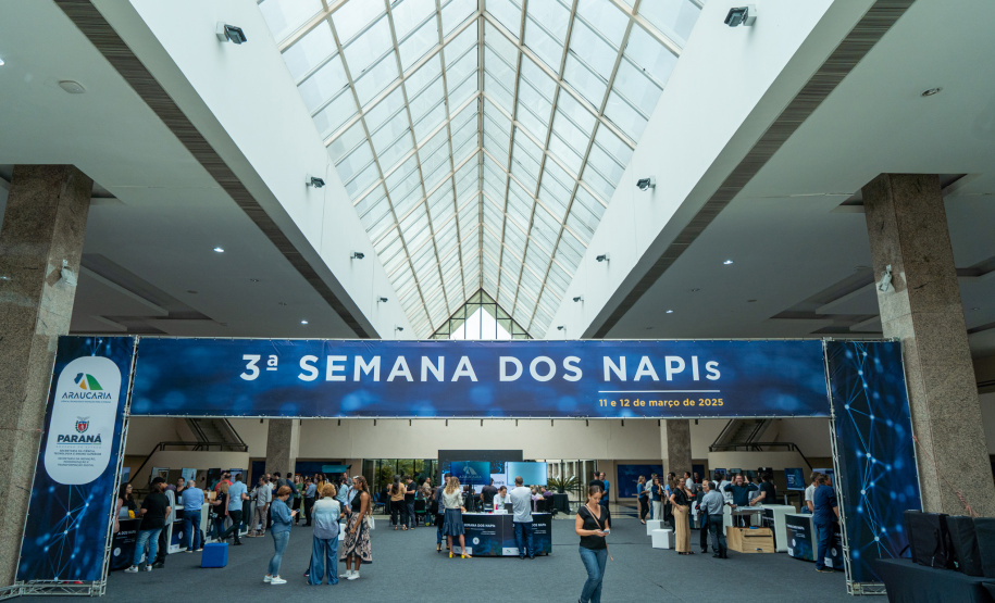 Clubes de ciências: alunos de colégios estaduais apresentam projetos a adultos na Fiep