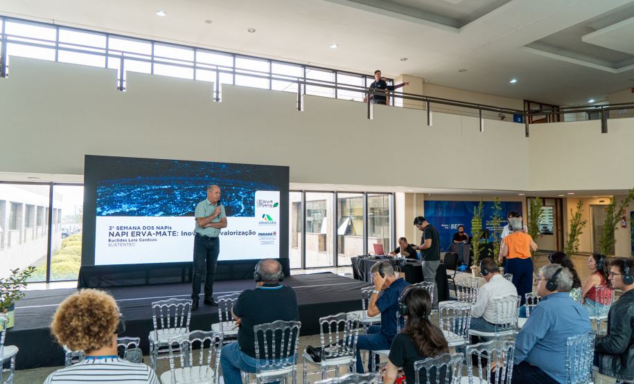Clubes de ciências: alunos de colégios estaduais apresentam projetos a adultos na Fiep