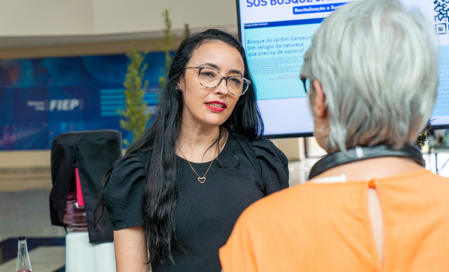 Clubes de ciências: alunos de colégios estaduais apresentam projetos a adultos na Fiep