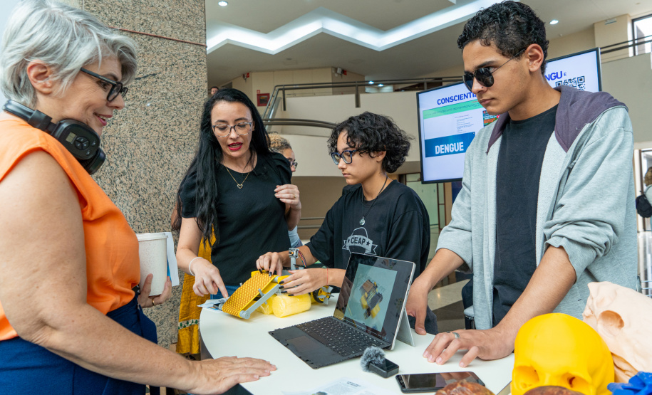 Clubes de ciências: alunos de colégios estaduais apresentam projetos a adultos na Fiep