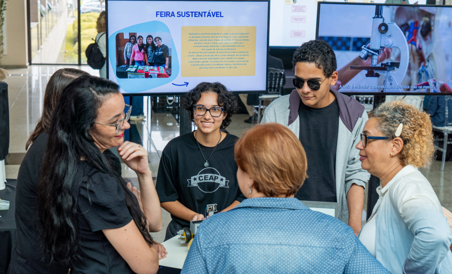 Clubes de ciências: alunos de colégios estaduais apresentam projetos a adultos na Fiep