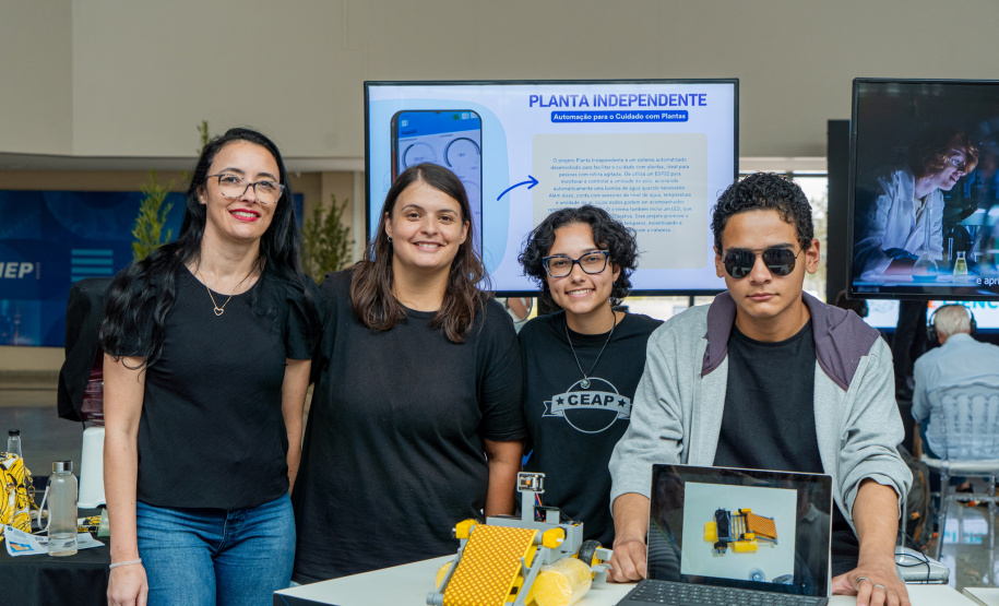 Clubes de ciências: alunos de colégios estaduais apresentam projetos a adultos na Fiep