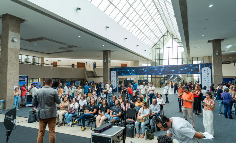 Clubes de ciências: alunos de colégios estaduais apresentam projetos a adultos na Fiep