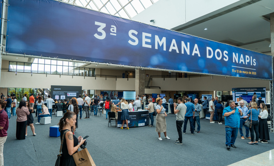 Clubes de ciências: alunos de colégios estaduais apresentam projetos a adultos na Fiep