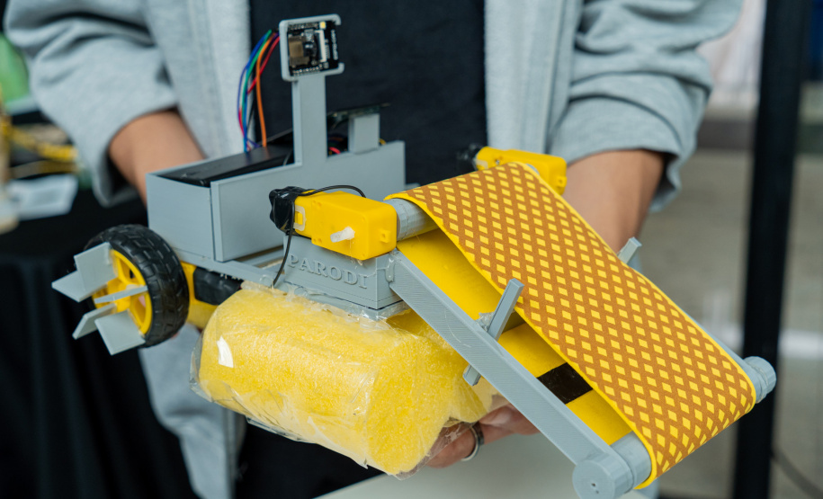 Clubes de ciências: alunos de colégios estaduais apresentam projetos a adultos na Fiep