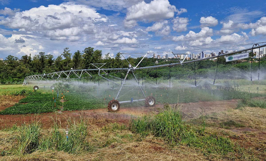 Com apoio do Estado, UEM usa pivô central para capacitar alunos e técnicos em irrigação