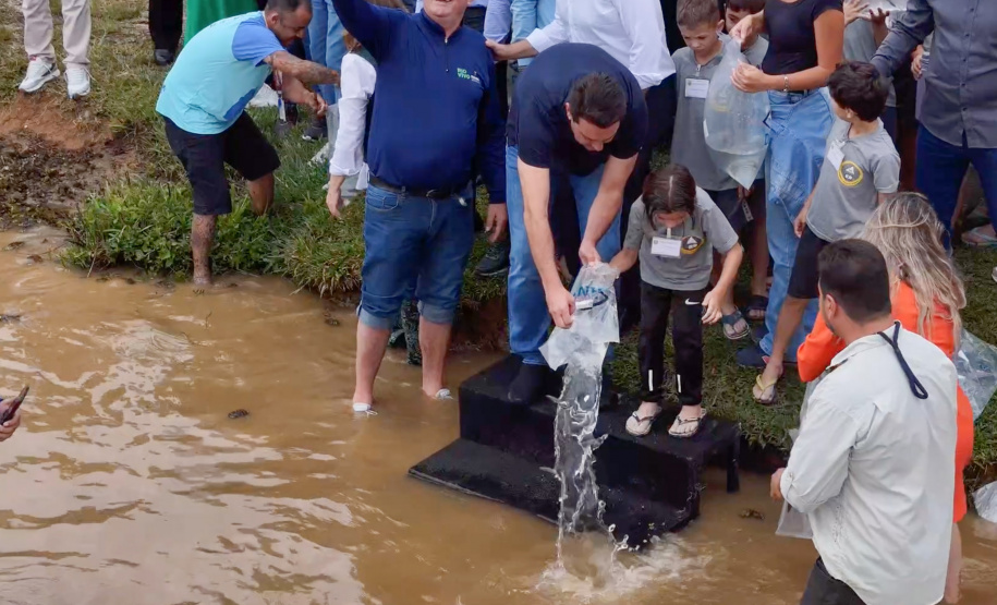 Estado repovoa Parque Passaúna em Curitiba com meio milhão de peixes nativos
