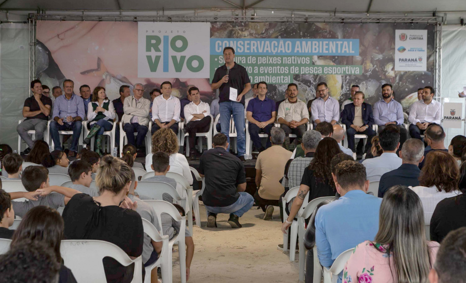 Estado repovoa Parque Passaúna em Curitiba com meio milhão de peixes nativos