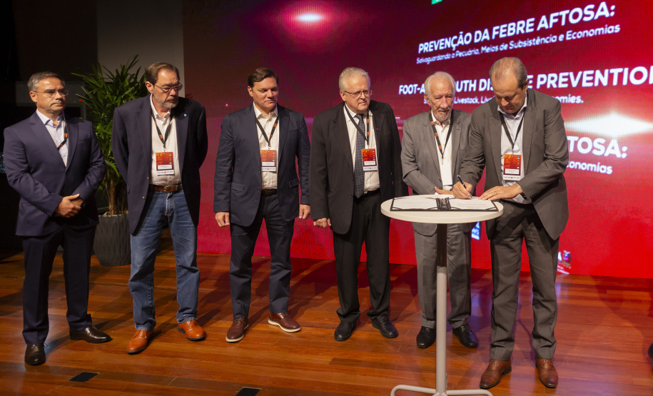 Paraná terá banco de antígenos e vacinas contra febre aftosa para atender todo o País