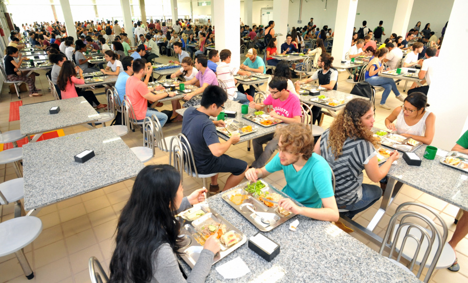 Ratinho Junior sanciona lei que garante segurança alimentar a universitários no Paraná
