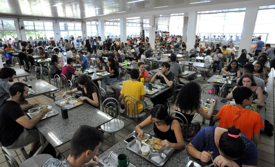 Ratinho Junior sanciona lei que garante segurança alimentar a universitários no Paraná