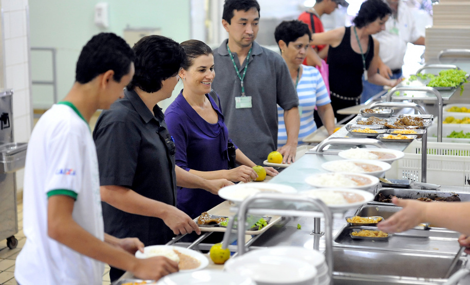 Ratinho Junior sanciona lei que garante segurança alimentar a universitários no Paraná