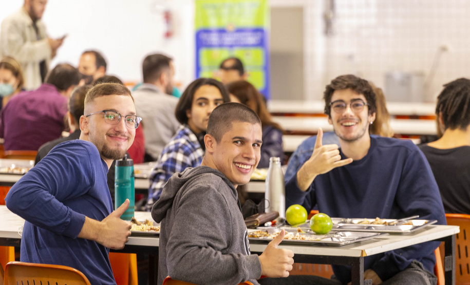 Ratinho Junior sanciona lei que garante segurança alimentar a universitários no Paraná