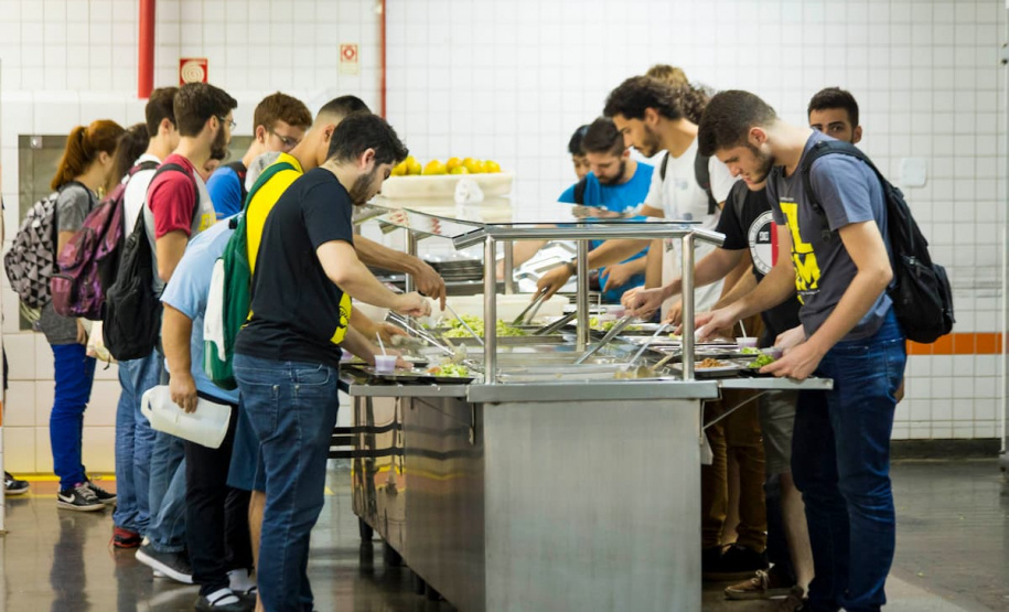 Ratinho Junior sanciona lei que garante segurança alimentar a universitários no Paraná