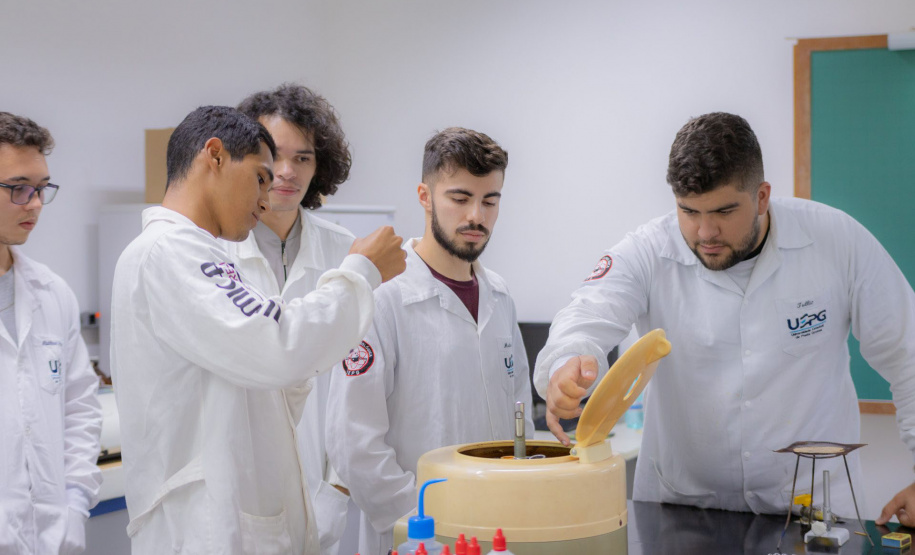 Governo seleciona profissionais para modernizar indústrias; bolsa é de R$ 5,1 mil