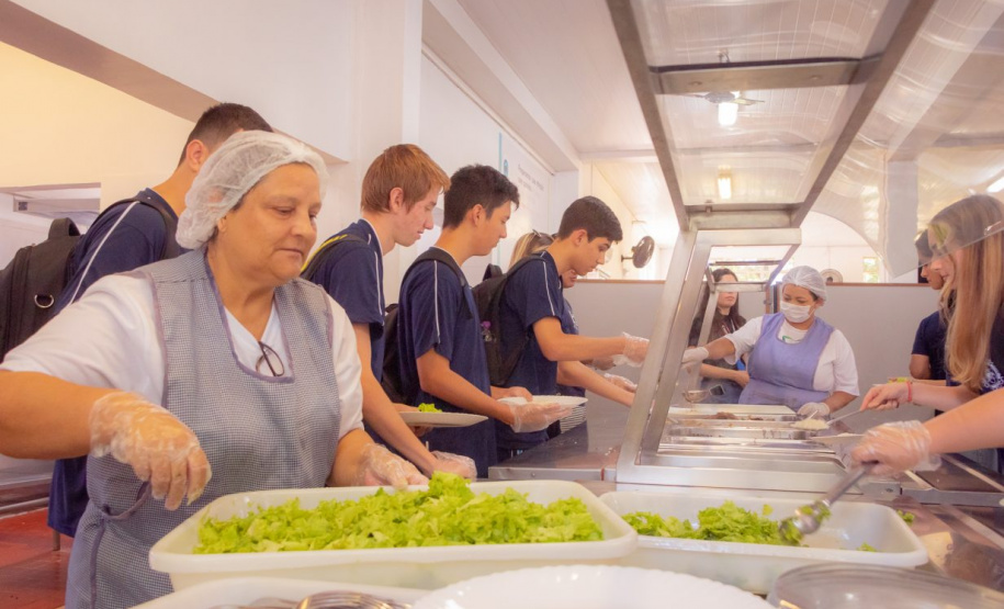 Ratinho Junior sanciona lei que garante segurança alimentar a universitários no Paraná