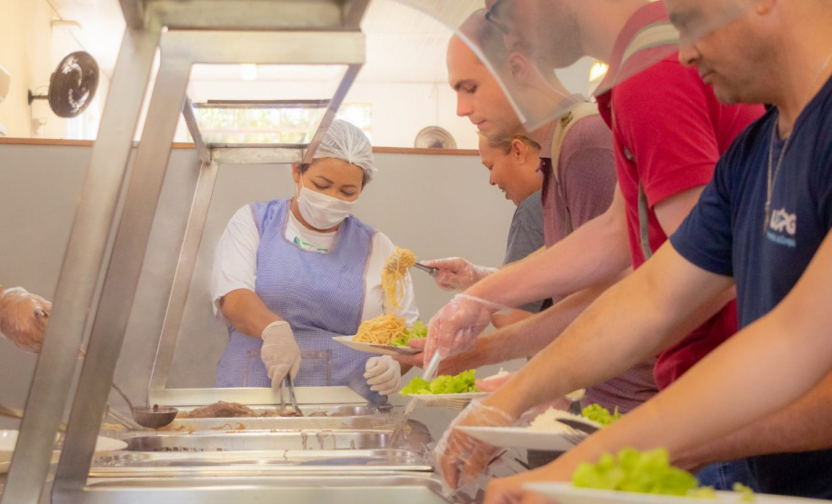 Ratinho Junior sanciona lei que garante segurança alimentar a universitários no Paraná