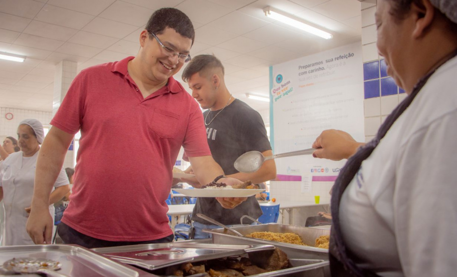 Ratinho Junior sanciona lei que garante segurança alimentar a universitários no Paraná