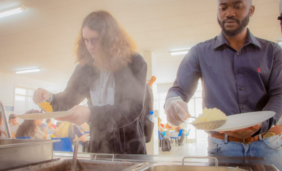 Ratinho Junior sanciona lei que garante segurança alimentar a universitários no Paraná