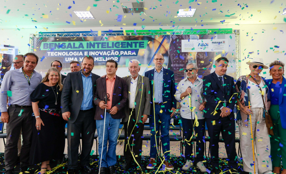 Governo do Paraná lança concurso de inovação para criação de bengalas inteligentes