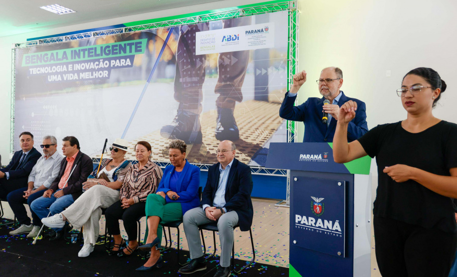 Governo do Paraná lança concurso de inovação para criação de bengalas inteligentes