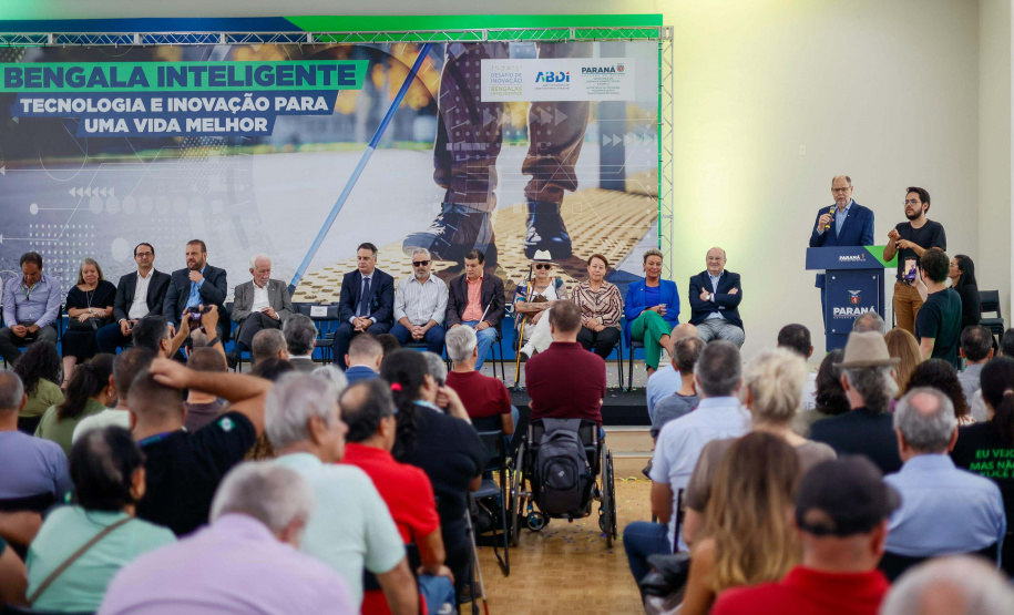 Governo do Paraná lança concurso de inovação para criação de bengalas inteligentes