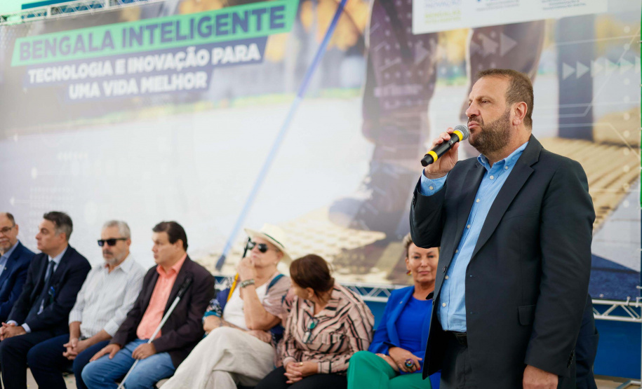 Governo do Paraná lança concurso de inovação para criação de bengalas inteligentes