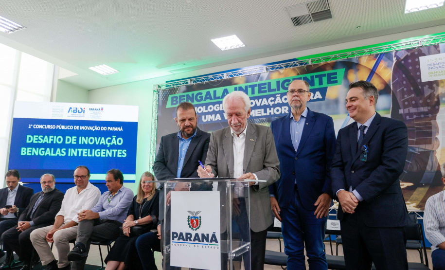 Governo do Paraná lança concurso de inovação para criação de bengalas inteligentes
