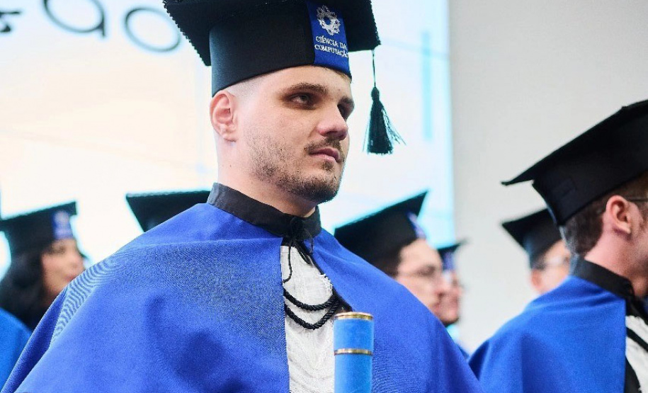 Acadêmico cego conclui graduação em Ciência da Computação na Unioeste