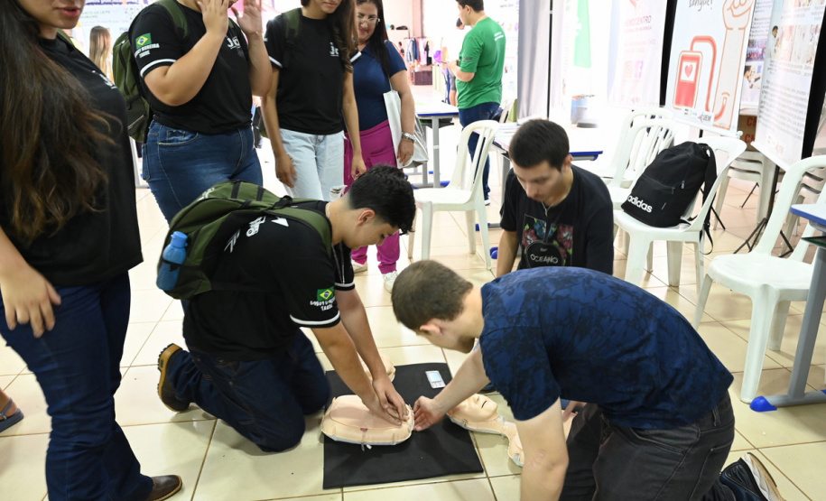 Com mais de 100 projetos, UEM mostra força da ciência na Expoingá 2025