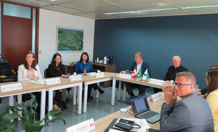 Paraná e consórcio de universidades do Canadá discutem parcerias em ciência