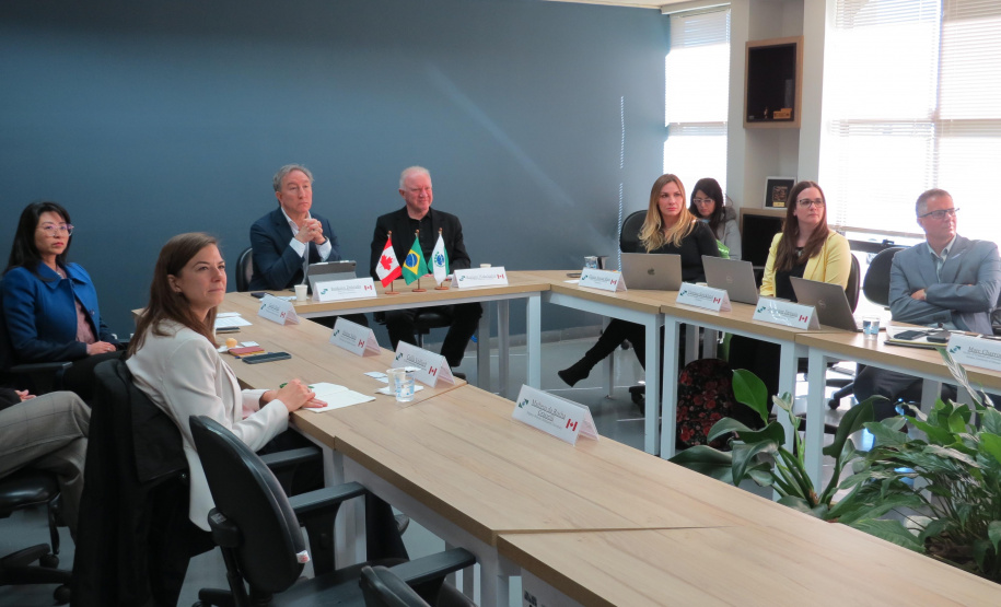 Paraná e consórcio de universidades do Canadá discutem parcerias em ciência