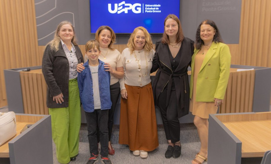 UEPG recebe terceira cientista ucraniana para desenvolvimento de pesquisas na poesia