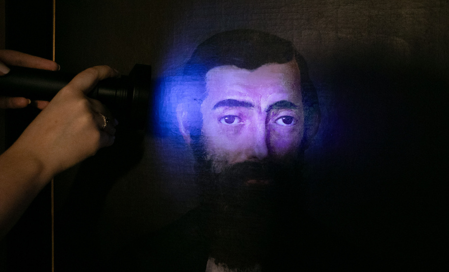 MUPA e Laboratório de Física Nuclear Aplicada da UEL analisam obras de Iria Correa