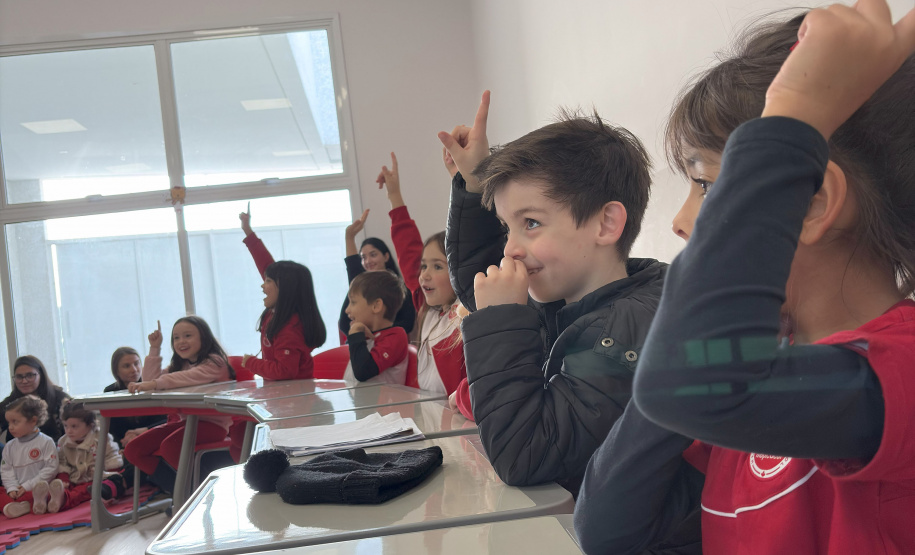 Projeto da Unicentro leva "cientistas malucos" para conversar com crianças