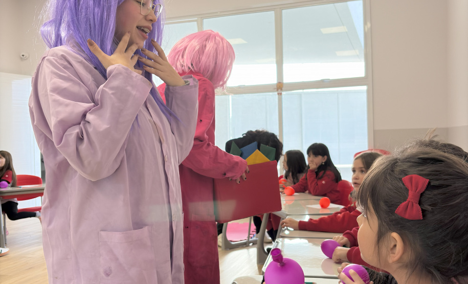 Projeto da Unicentro leva "cientistas malucos" para conversar com crianças